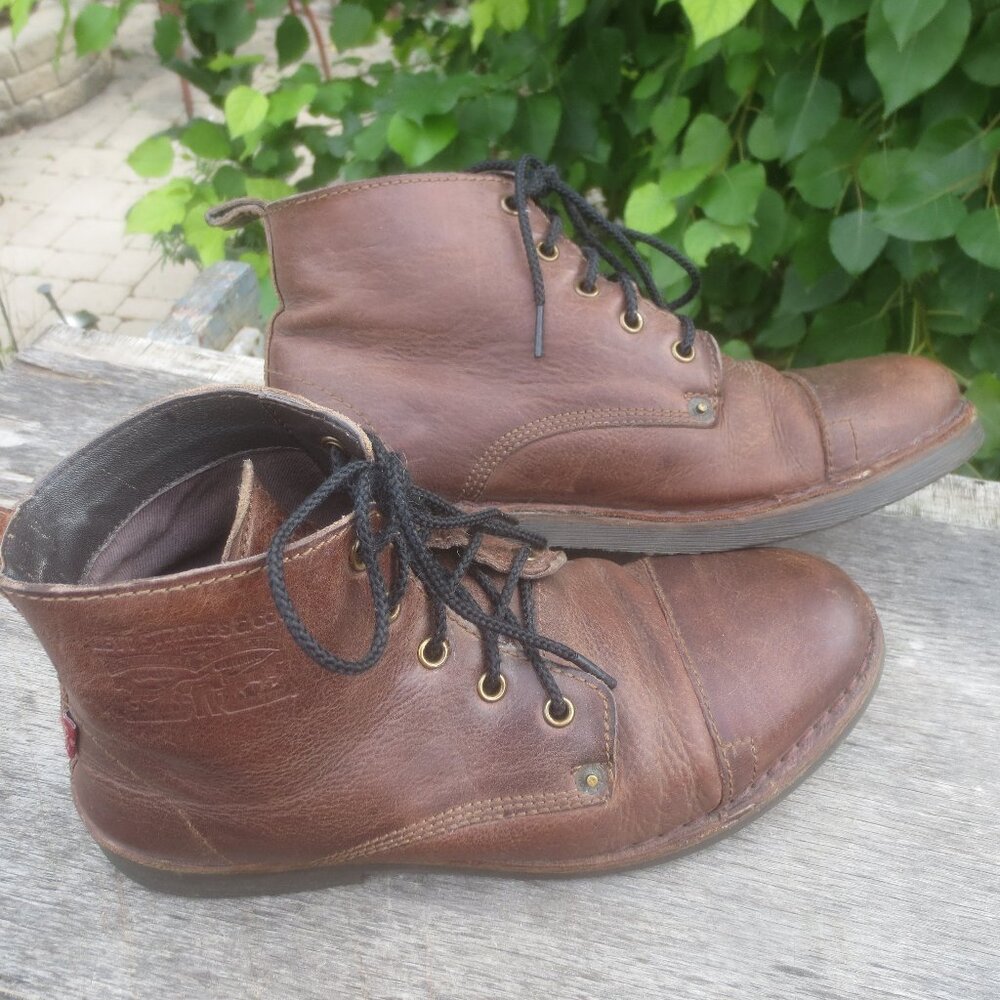 Levis' Track Brown Leather Chukka Boots - Size 8 Men's/10 Women's.